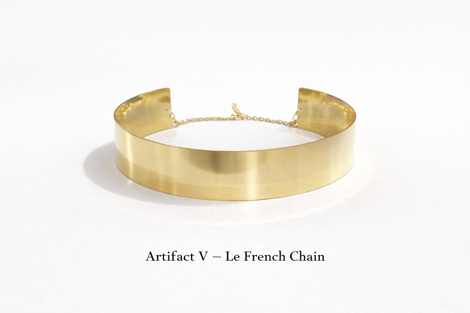 Gold choker necklace on a white background with 'Artifact V - Le French Chain' text.